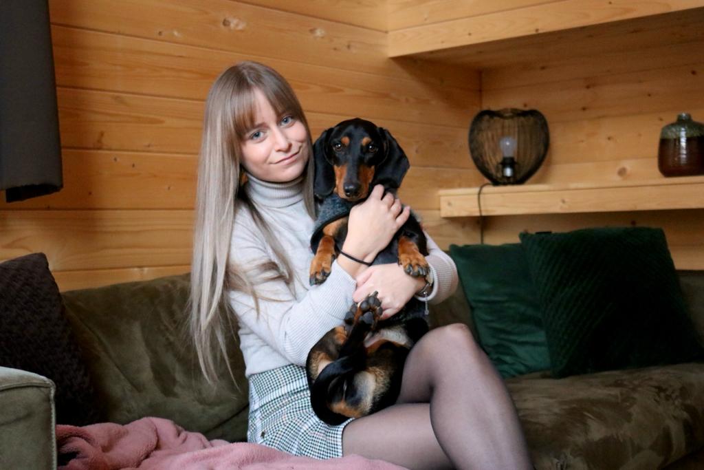 tiny house met hottub met hond