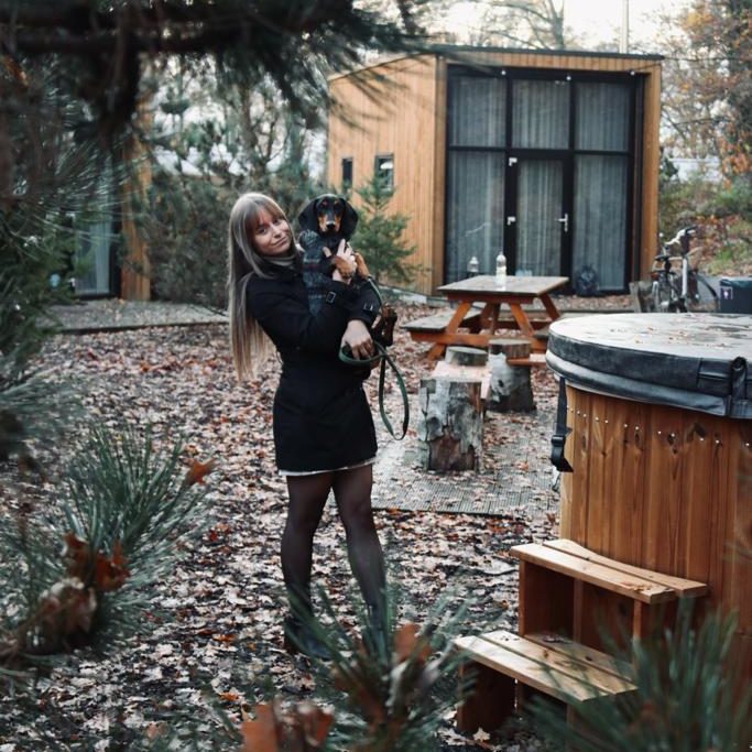 tiny house met hottub met hond